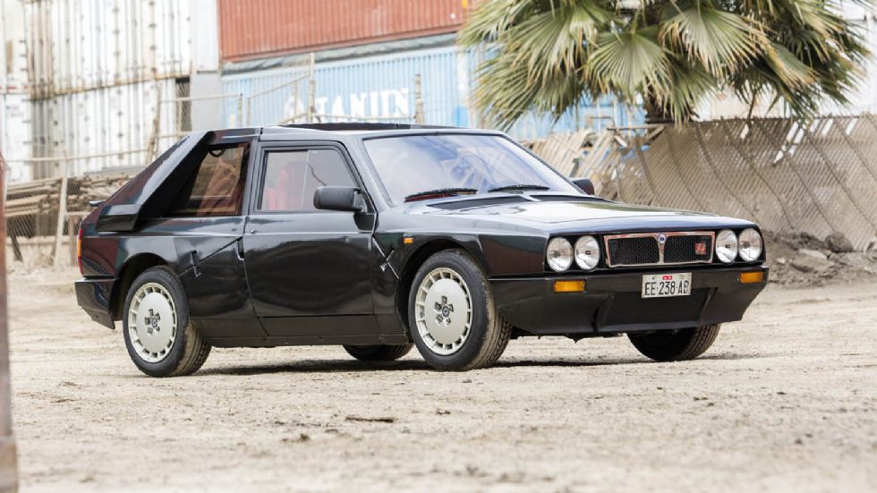 Το τρίο της Lancia κλείνει μια Delta S4 Stradale του 1985. Διπλά υπερτροφοδοτούμενη και κατάμαυρη είναι μούρλια, πόσο μάλλον όταν έχει μόλις 8.851 χλμ.